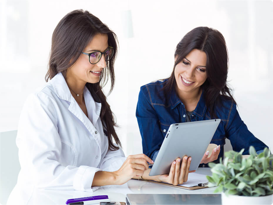 Doctora y Paciente con ISISMAWEB Software Salud